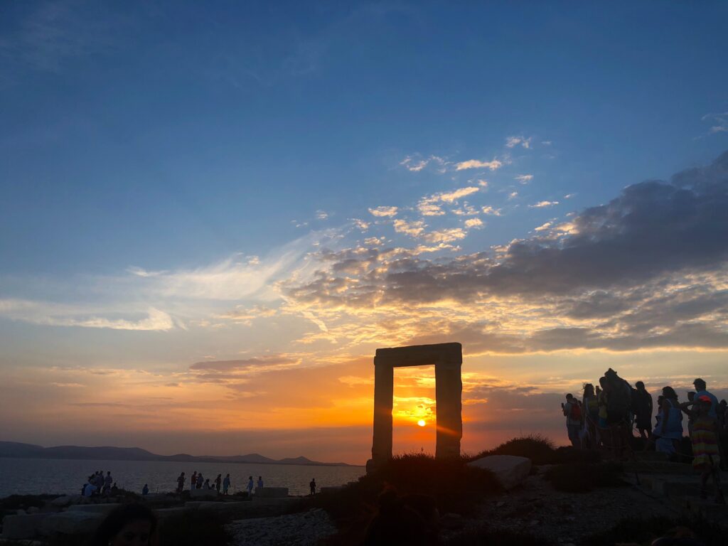 L'immagine mostra il Tempio di Apollo al tramonto.