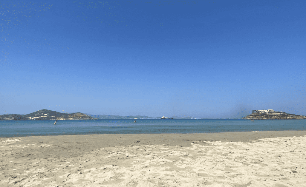 Foto della spiaggia di Agios Georgios, dove ti suggerisco di trascorrere il tuo secondo giorno del tuo itinerario di viaggio di 5 giorni a Naxos.